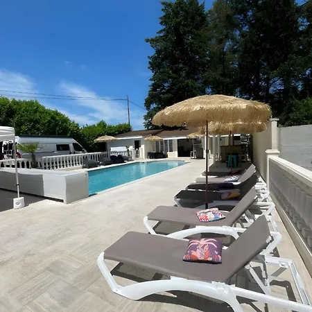 Le Domaine Des 24 Piscine 8pers بيت للعطل